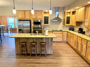 Full-size fridge, microwave, oven, stovetop - Greenway Crossing @ Spring Brook Resort (Wisconsin Dells)