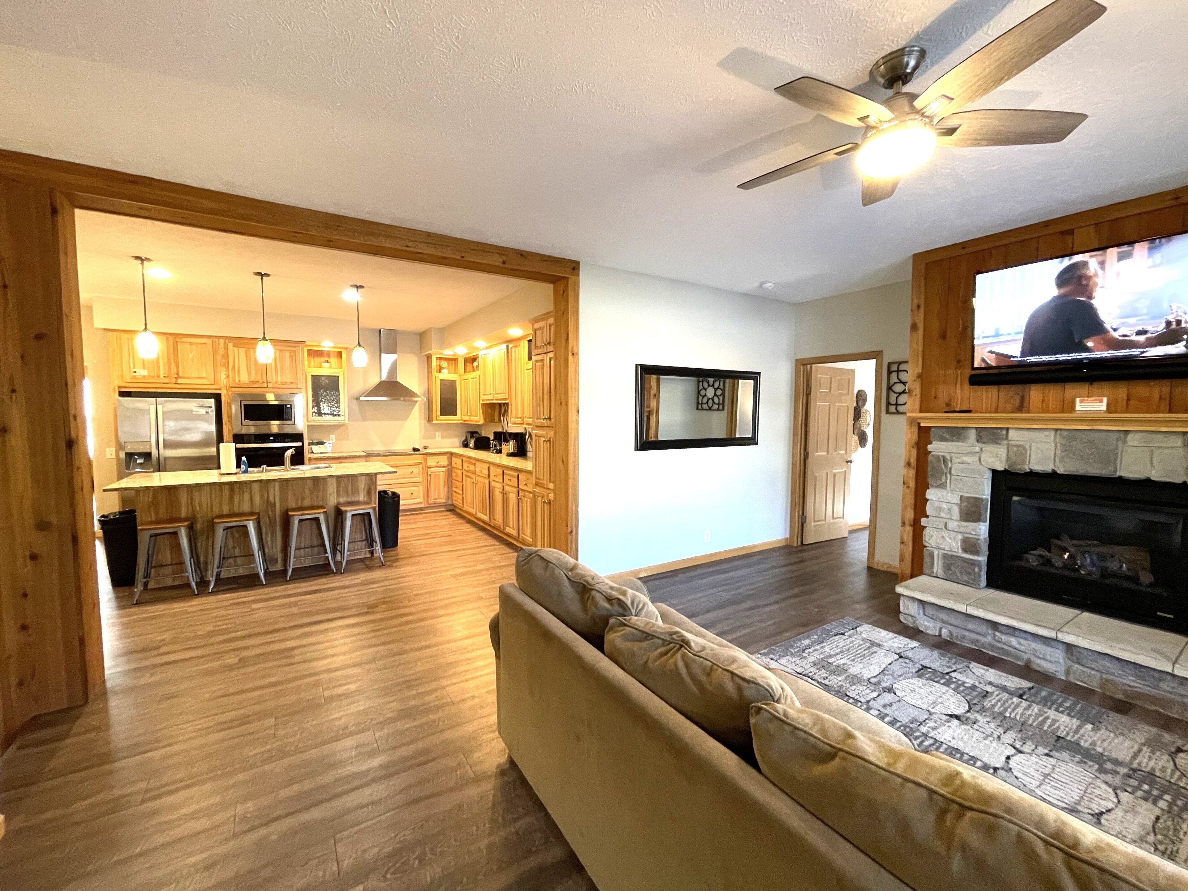 テレビ、暖炉、卓球台