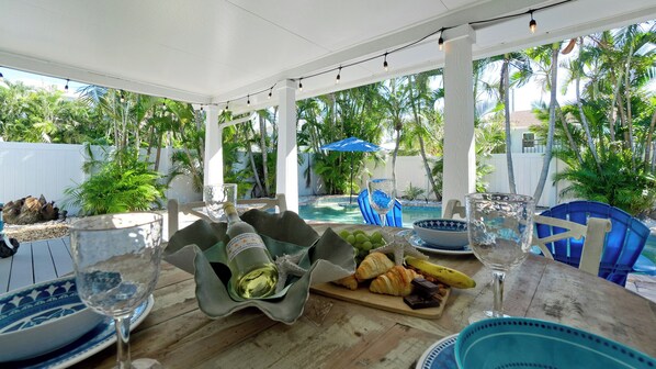 Outdoor dining - Coastal cute on Anna Maria Island, 2 bedroom with private pool! Pet friendly (Holmes Beach)