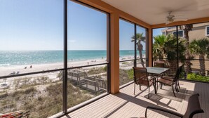 Un balcón con vista a la playa y al océano.
