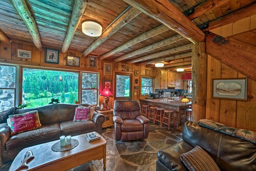'Sasquatch Inn' Retreat Near Fishing & Hunting!