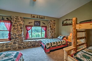 3 bedrooms, travel cot, bed sheets - 'Sasquatch Inn' Retreat Near Fishing & Hunting! (Wise River)