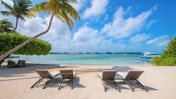 På stranden, solstolar och strandhanddukar
