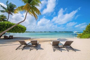 Plage, chaises longues, serviettes de plage