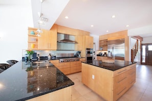 冷蔵庫、電子レンジ、オーブン、コンロ