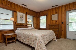 5 bedrooms, iron/ironing board, WiFi, bed sheets