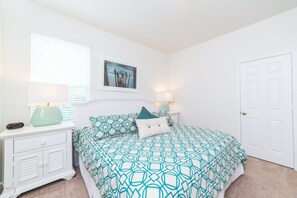 6 bedrooms, iron/ironing board, free internet, bed sheets