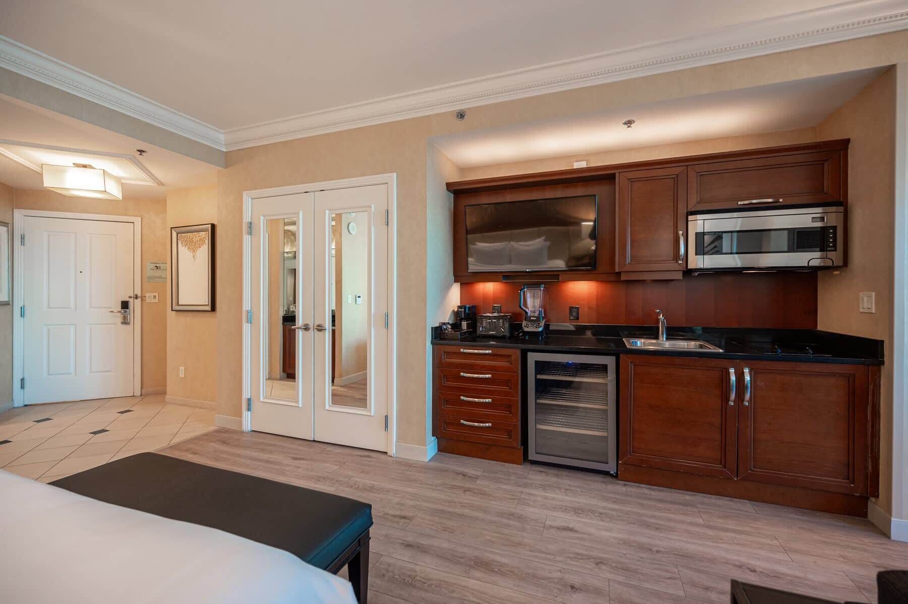 電子レンジ、コンロ、コーヒー / ティーメーカー、トースター