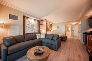 TV, offices - Iconic Vegas Views | No Resort Fee • Balcony •Pool (Las Vegas)