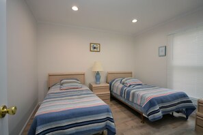 2 bedrooms, iron/ironing board, WiFi, bed sheets - Cozy, traditional 2 bedroom bay side condo with free WiFi, HBO channels, and an outdoor pool located on the ground floor in a downtown family-friendly complex near the boardwalk and five blocks to the beach! (Ocean City)