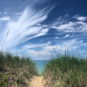 Beach nearby - Sandy Beach! Sunset Cottage on Lake Michigan, Arcadia, firepit.  Dog ok. (Arcadia)