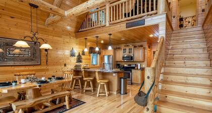 Romantic Upscale Cabin on Rustic Lake, A/C! 25 miles to Pic Rocks!
