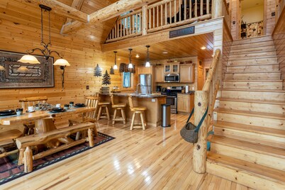 Romantic Upscale Cabin on Rustic Lake, A/C! 25 miles to Pic Rocks!