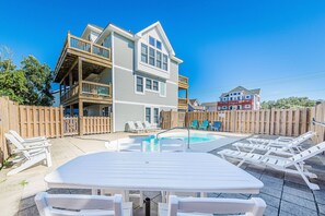 Outdoor dining - On Island Time - KDH MP 7, 275 Yds to Beach, Pool, Hot Tub, Pool Table, Flex Stays (Kill Devil Hills)