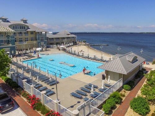 Spacious townhouse in a beautiful gated community located on the bayside at 67th Street