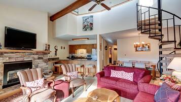 Een televisie, een open haard en een dvd-speler