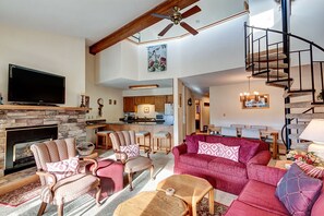 Een televisie, een open haard en een dvd-speler