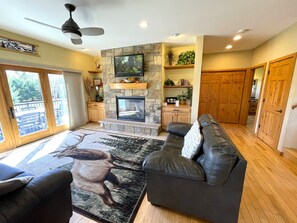 TV, fireplace