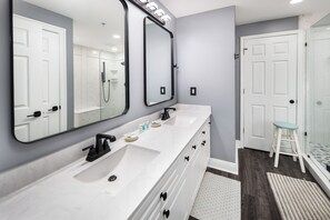 Combined shower/tub, free toiletries, hair dryer, towels