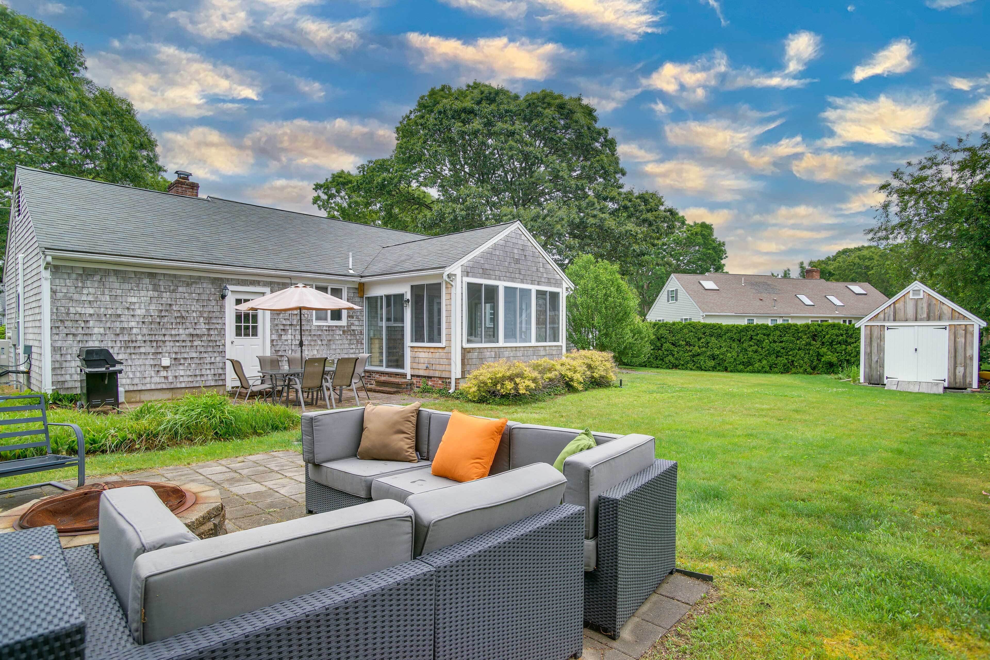 Dreamy Dennis Retreat: 4 Mi to Mayflower Beach!