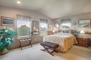 3 bedrooms, iron/ironing board, Internet, bed sheets - Charming Sequim House w/ Olympic Peninsula Views! (Sequim)