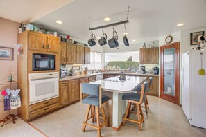 Fridge, microwave, stovetop, dishwasher - Charming Sequim House w/ Olympic Peninsula Views! (Sequim)