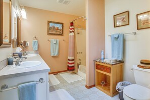 Hair dryer, towels - Charming Sequim House w/ Olympic Peninsula Views! (Sequim)