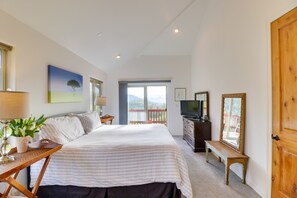 3 bedrooms, desk, iron/ironing board, travel cot - Whitefish Townhome w/ Private Hot Tub & Mtn Views (Whitefish)