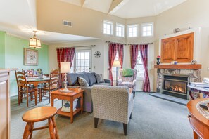 TV, fireplace, Netflix, Hulu - Spacious Condo w/ View < 1 Mi to Mtn Creek Resort! (Vernon Township)