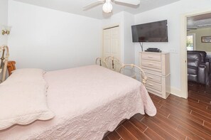 7 bedrooms, free WiFi - Mayflower - Corolla, Ocean Sands, 250 Yds to Beach, Lake View, Pool, Hot Tub, Flex Stays (Corolla)