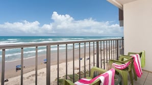 Un balcón con vista a la playa y al océano.