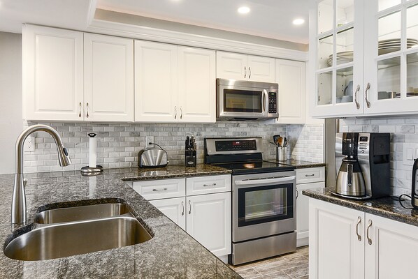 Refrigerador, microondas, horno y parrilla de estufa 