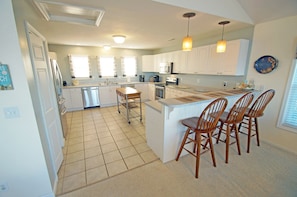 Täysikokoinen jääkaappi, mikroaaltouuni, uuni, liesi