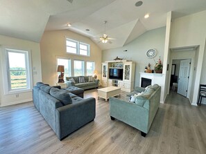 Televisio, DVD-soitin, pöytätennispöytä, videokirjasto