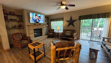 Télévision, cheminée, baby-foot, table de tennis de table