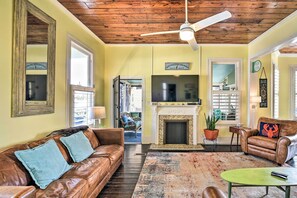 TV, books - Walk to Beach! Group-Friendly Galveston Hideaway (Galveston)