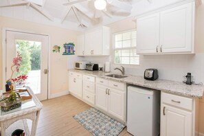 Frigorífico, horno, placa de cocina y lavavajillas