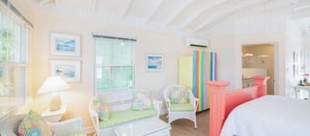 Cayman Sands: Abgeschiedene Strandvilla mit Pool Atrium & Guest Cottage