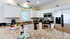 Kylskåp, mikrovågsugn, ugn och spishäll