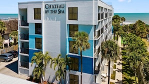 Un immeuble à plusieurs étages sur lequel on peut lire l’inscription : « Château au bord de la mer ».