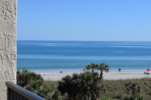 Penthouse Next to Pier Fully Renovated with Private Patio and Oceanfront Pool