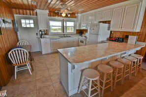 Kühlschrank, Mikrowelle, Herdplatte, Geschirrspüler