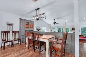 The dining table is just off the kitchen. - On the Creek, Sleeps 10, Close to Town - Perfect Wimberley Escape (Wimberley)