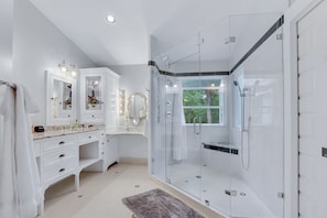 Free toiletries, hair dryer, towels - On the Creek, Sleeps 10, Close to Town - Perfect Wimberley Escape (Wimberley)