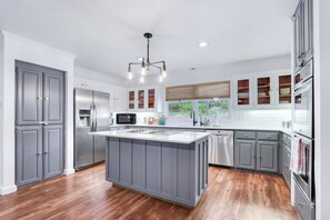 Fridge, microwave, oven, stovetop - On the Creek, Sleeps 10, Close to Town - Perfect Wimberley Escape (Wimberley)