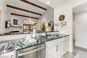 Mikroaaltouuni, uuni, liesi, astianpesukone