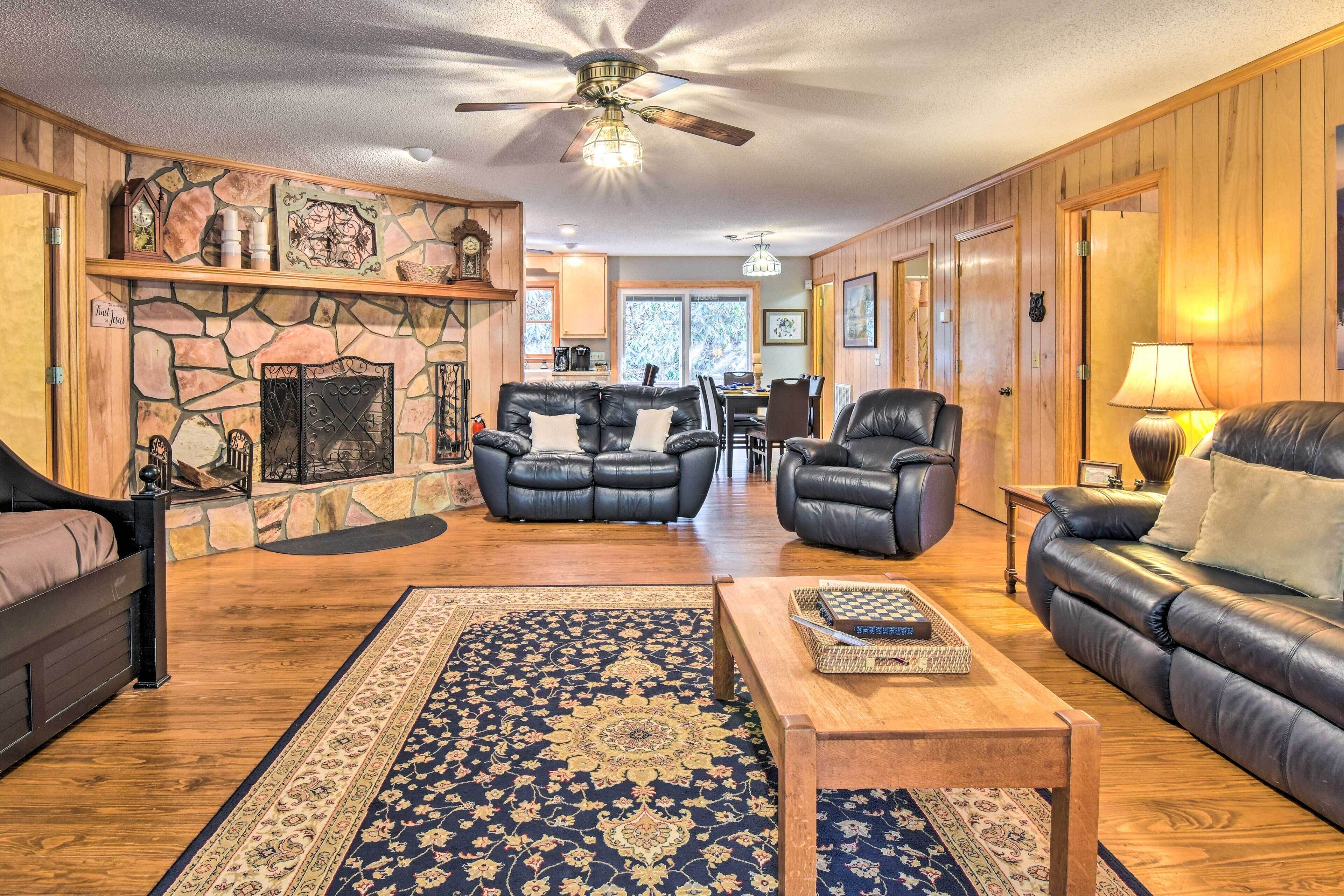 Secluded 'Lavinder Laurel Leaf Cottage' Near Creek