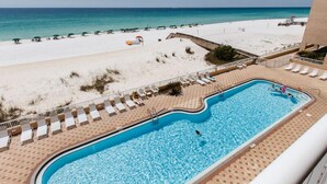 Una piscina con vistas a una playa y al océano.
