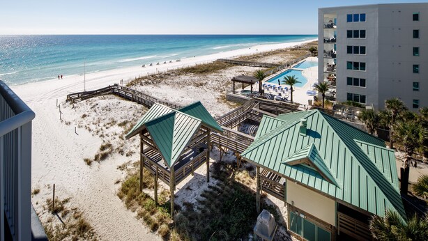 Un hotel frente a la playa con piscina, acceso directo a la orilla y vistas al océano.