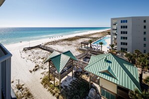 Un hôtel situé en bord de mer, doté d’une piscine, d’un accès direct à la plage et offrant une vue sur l’océan.